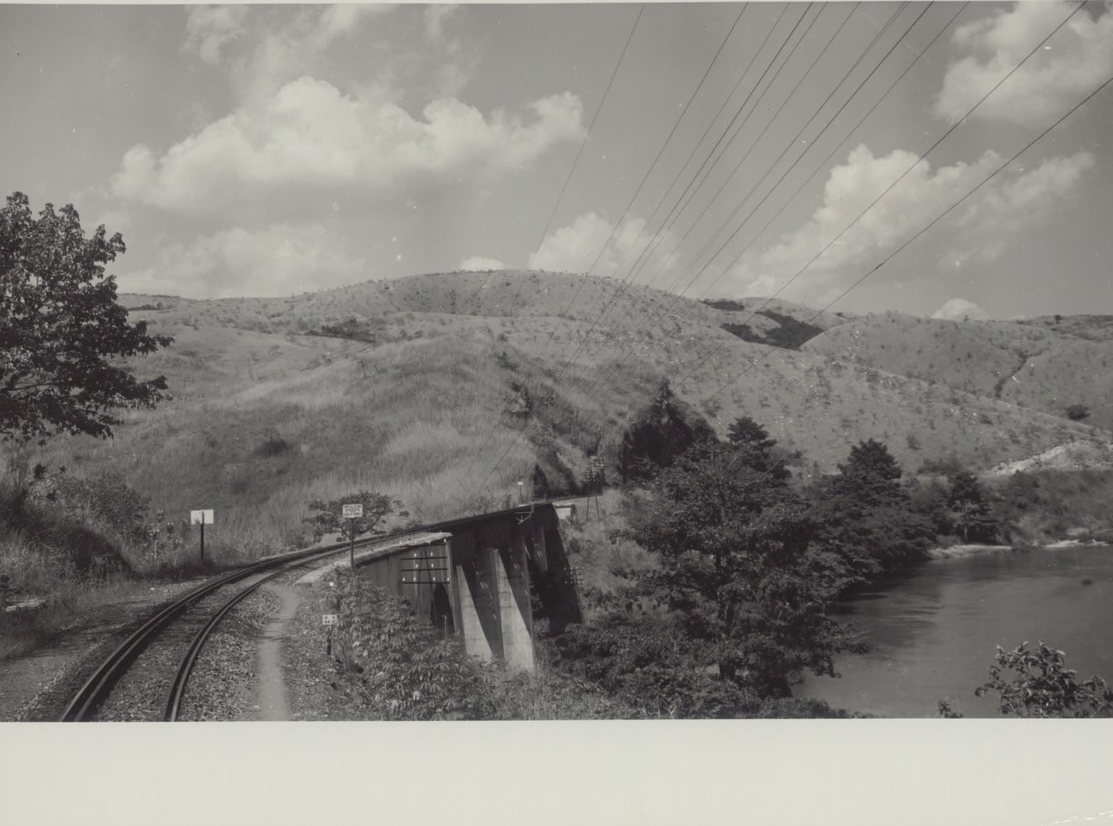 De spoorlijn Matadi-Léopoldville, slingerend door de heuvels van Neder-Congo, afdruk uit die tijd