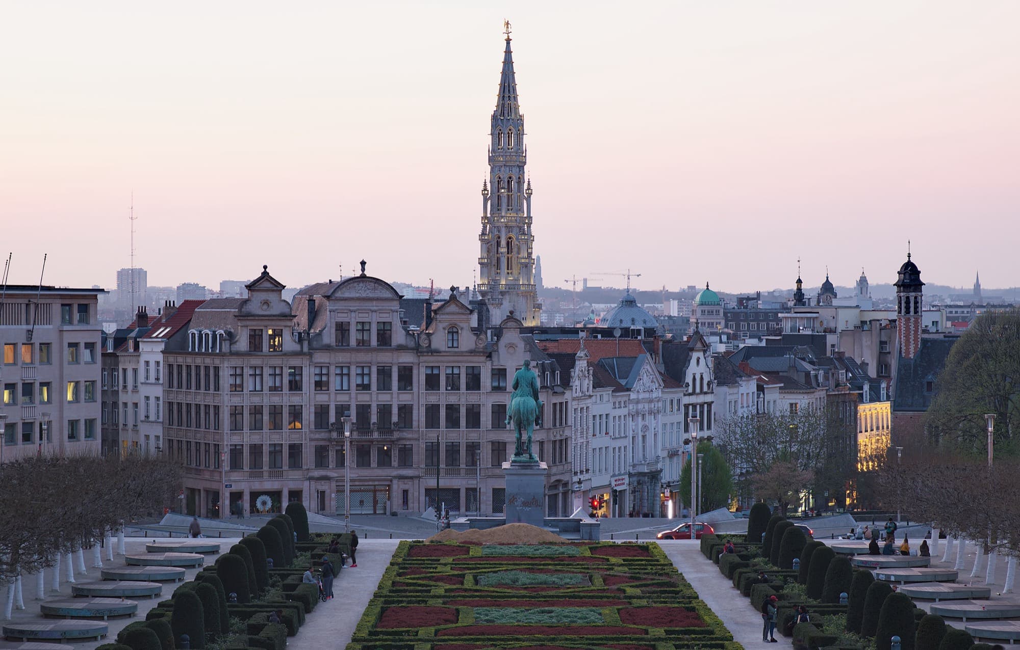 Bruxelles vue depuis le Mont des Arts, la tour de l'hôtel de ville au fond